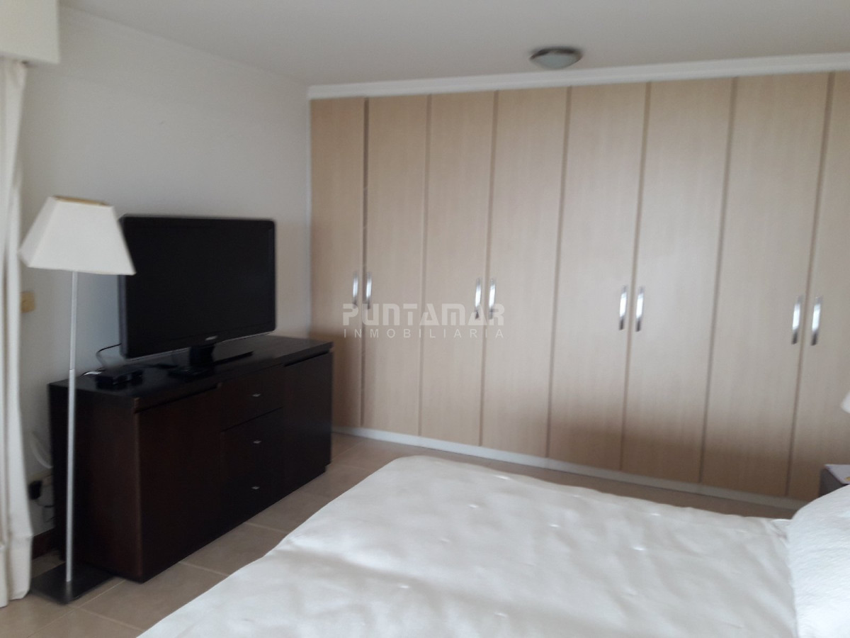 Apartamento ID.211700 - DIVINO PENTHOUSE SOBRE LA PLAYA BRAVA FRENTE AL MAR, TERRAZA DE USO EXCLUSIVO CON UN LIVING COMEDOR AMPLIO Y PARRILLERO PROPIO