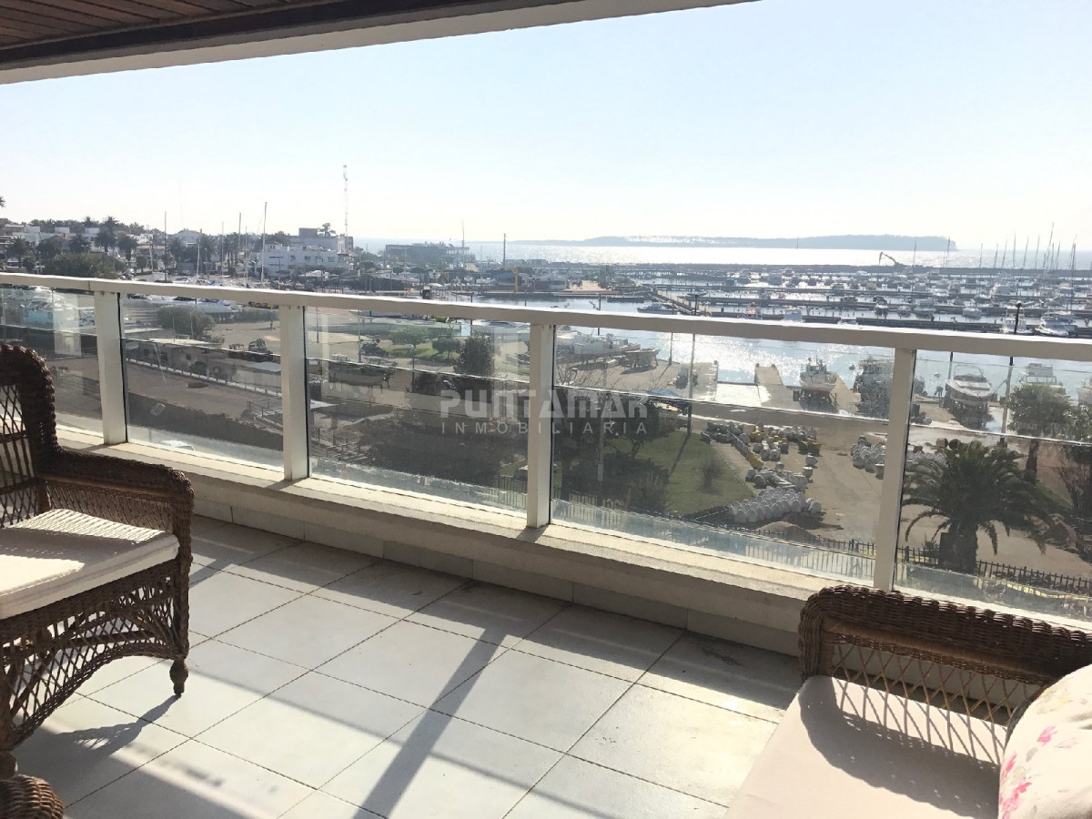 Apartamento ID.210198 - Muy bueno y amplio. Frente al puerto