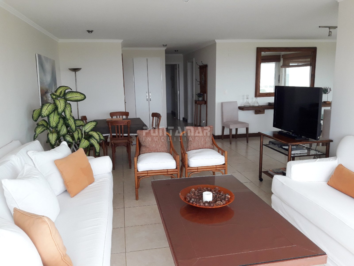 Apartamento ID.211699 - MUY LINDO APARTAMENTO FRENTE AL MAR, LIVING COMEDOR  AMPLIO CON  TERRAZA AL FRENTE Y PARRILLERO PROPIO.