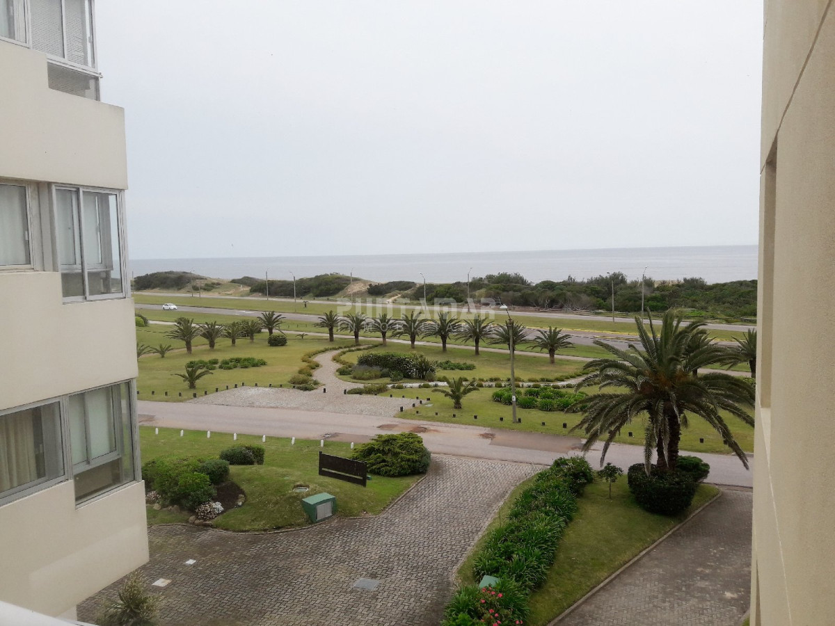 Apartamento ID.211699 - MUY LINDO APARTAMENTO FRENTE AL MAR, LIVING COMEDOR  AMPLIO CON  TERRAZA AL FRENTE Y PARRILLERO PROPIO.
