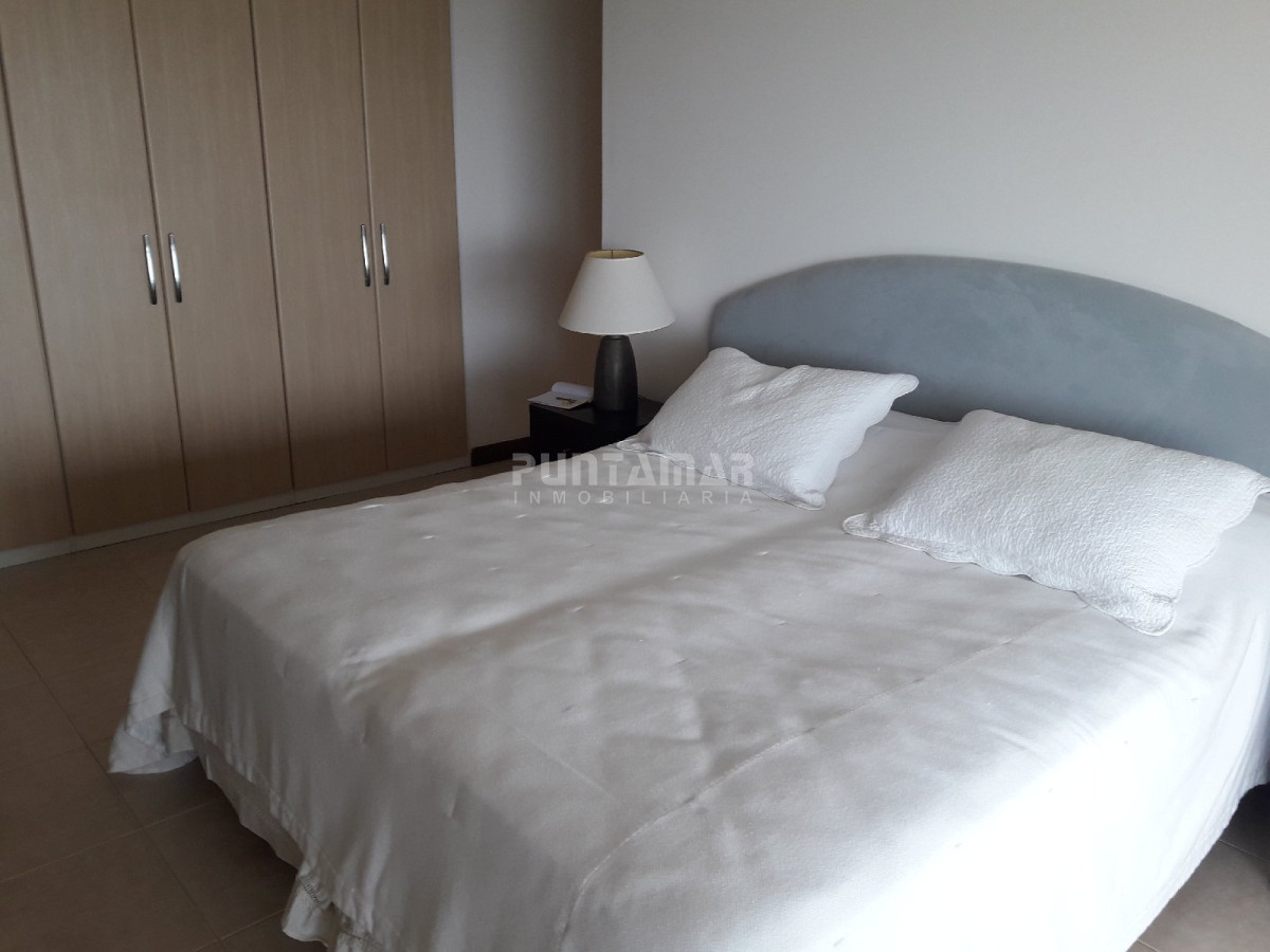 Apartamento ID.211700 - DIVINO PENTHOUSE SOBRE LA PLAYA BRAVA FRENTE AL MAR, TERRAZA DE USO EXCLUSIVO CON UN LIVING COMEDOR AMPLIO Y PARRILLERO PROPIO