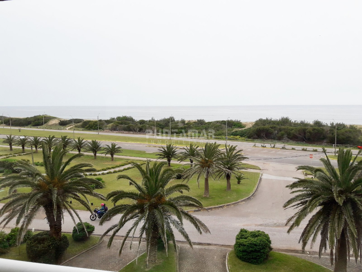 Apartamento ID.211699 - MUY LINDO APARTAMENTO FRENTE AL MAR, LIVING COMEDOR  AMPLIO CON  TERRAZA AL FRENTE Y PARRILLERO PROPIO.