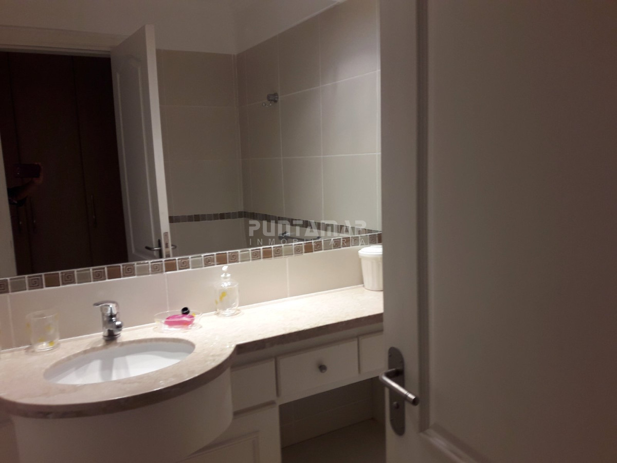 Apartamento ID.211699 - MUY LINDO APARTAMENTO FRENTE AL MAR, LIVING COMEDOR  AMPLIO CON  TERRAZA AL FRENTE Y PARRILLERO PROPIO.