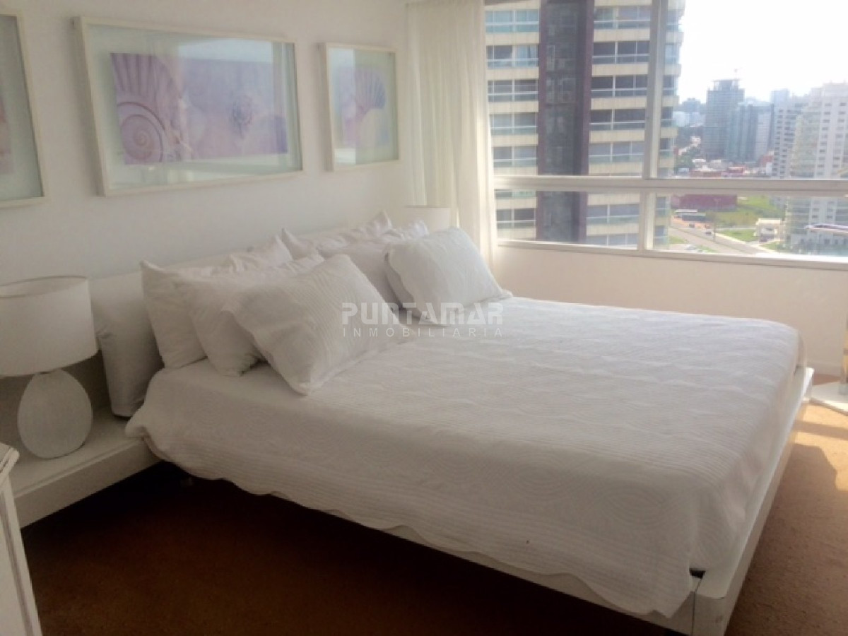 Apartamento ID.211615 - DEPARTAMENTO DE 3 DORMITORIOS EN PISO 18 CON EXCELENTES VISTAS 