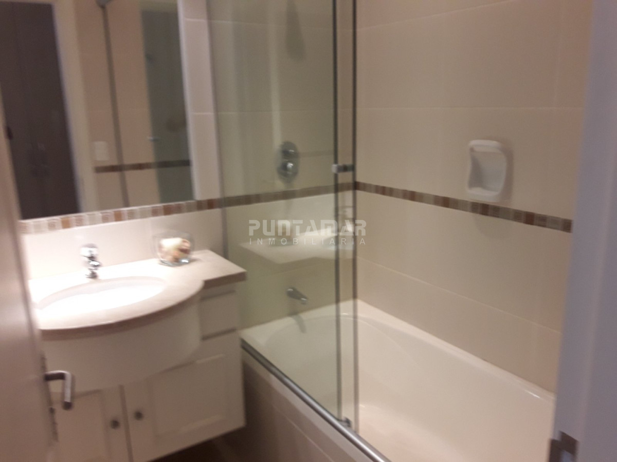 Apartamento ID.211700 - DIVINO PENTHOUSE SOBRE LA PLAYA BRAVA FRENTE AL MAR, TERRAZA DE USO EXCLUSIVO CON UN LIVING COMEDOR AMPLIO Y PARRILLERO PROPIO