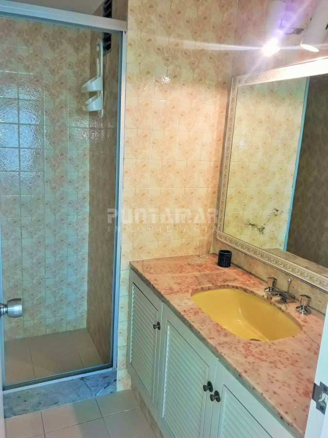 Apartamento ID.1409 - TORRE UBICADA EN PENÍNSULA, AMPLIO LIVING COMEDOR , SON TRES DORMITORIOS, DOS BAÑOS, COCINA Y GARAGE 