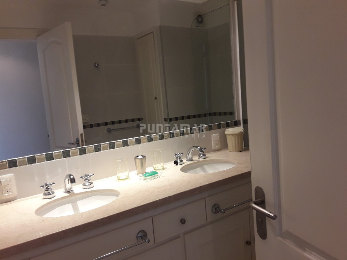 Apartamento ID.211699 - MUY LINDO APARTAMENTO FRENTE AL MAR, LIVING COMEDOR  AMPLIO CON  TERRAZA AL FRENTE Y PARRILLERO PROPIO.