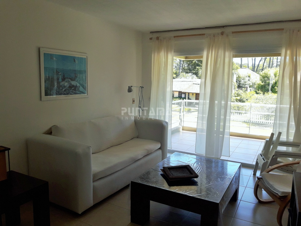 Apartamento ID.211898 - APARTAMENTO EN ALQUILER CERCA DE PLAYA BRAVA, DOS DORMITORIOS, TERRAZA COMODA CON PARRILLERO PROPIO, PISCINA DE USO COMUN , COCHERA Y PORTERIA.