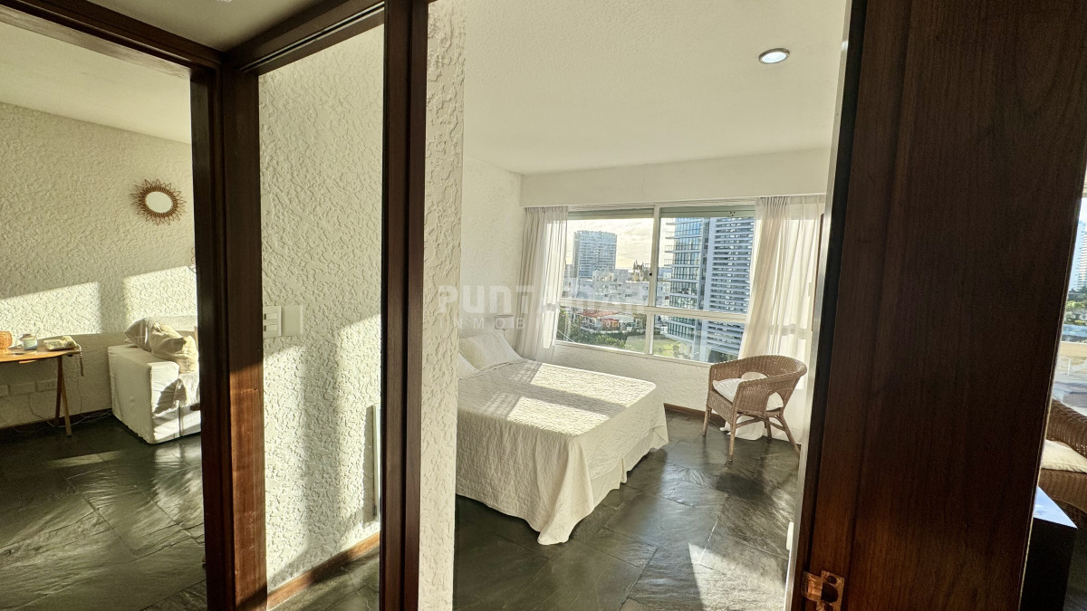 Apartamento ID.213542 - HERMOSO APARTAMENTO DE 1 DORMITORIO PRIMERA AL MAR LINEA EN PUNTA DEL ESTE 