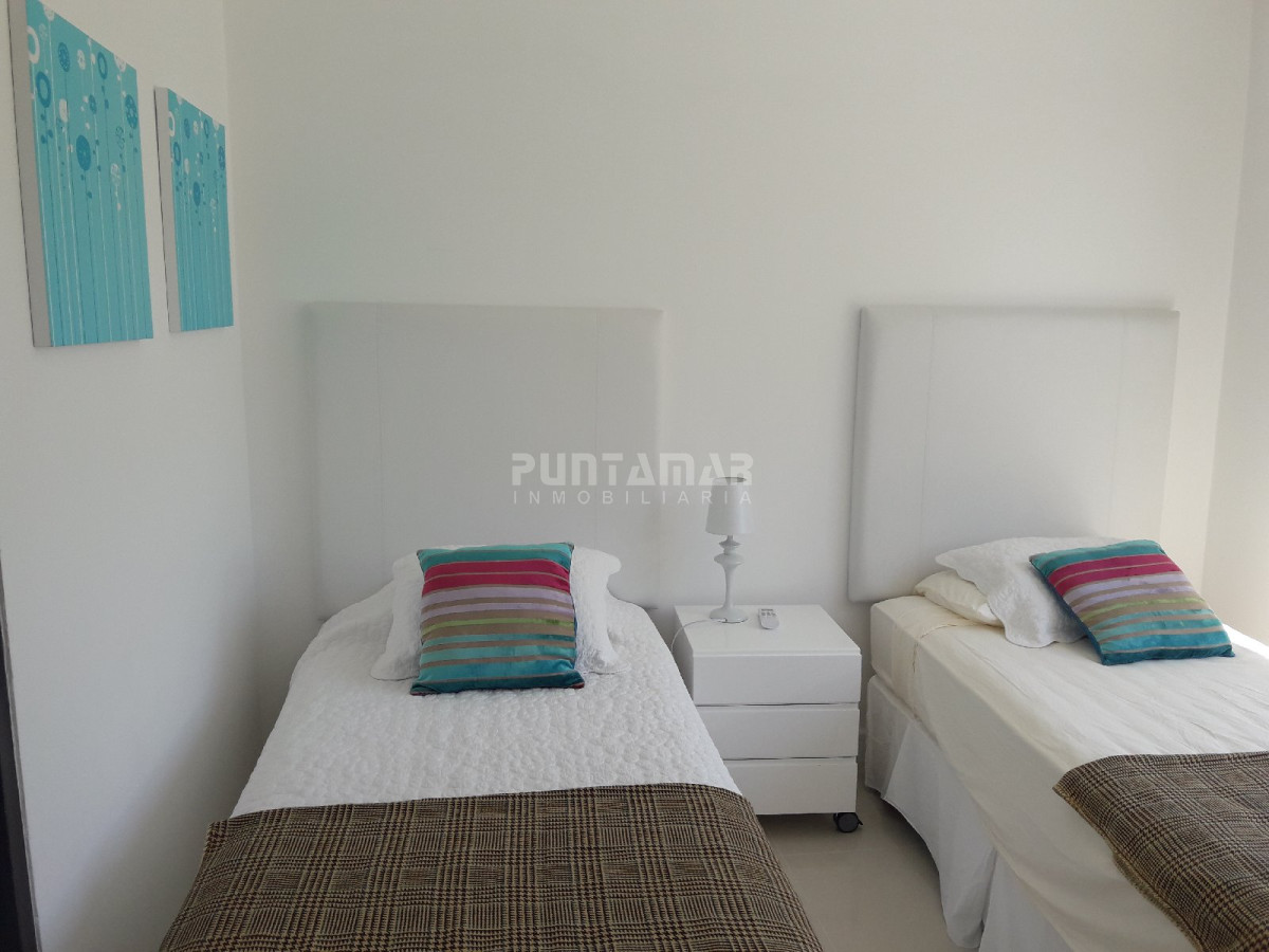 Apartamento ID.211707 - DUPLEX DE TRES DORMITORIOS, DOS TERRAZAS AMPLIAS , UNA DE ELLAS CON PARRILLERO PROPIO, UBICADO EN ZONA DE PLAYA BRAVA A METROS DEL MAR