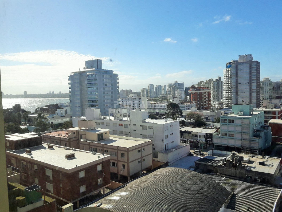 Apartamento ID.211785 - AMPLIO APARTAMENTO UBICADO EN ZONA DE PENÍNSULA, DOS DORMITORIOS , UNO EN SUITE , DOS BAÑOS , Y GARAGE