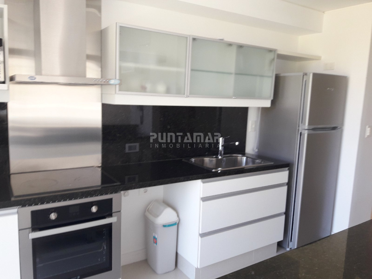 Apartamento ID.211707 - DUPLEX DE TRES DORMITORIOS, DOS TERRAZAS AMPLIAS , UNA DE ELLAS CON PARRILLERO PROPIO, UBICADO EN ZONA DE PLAYA BRAVA A METROS DEL MAR