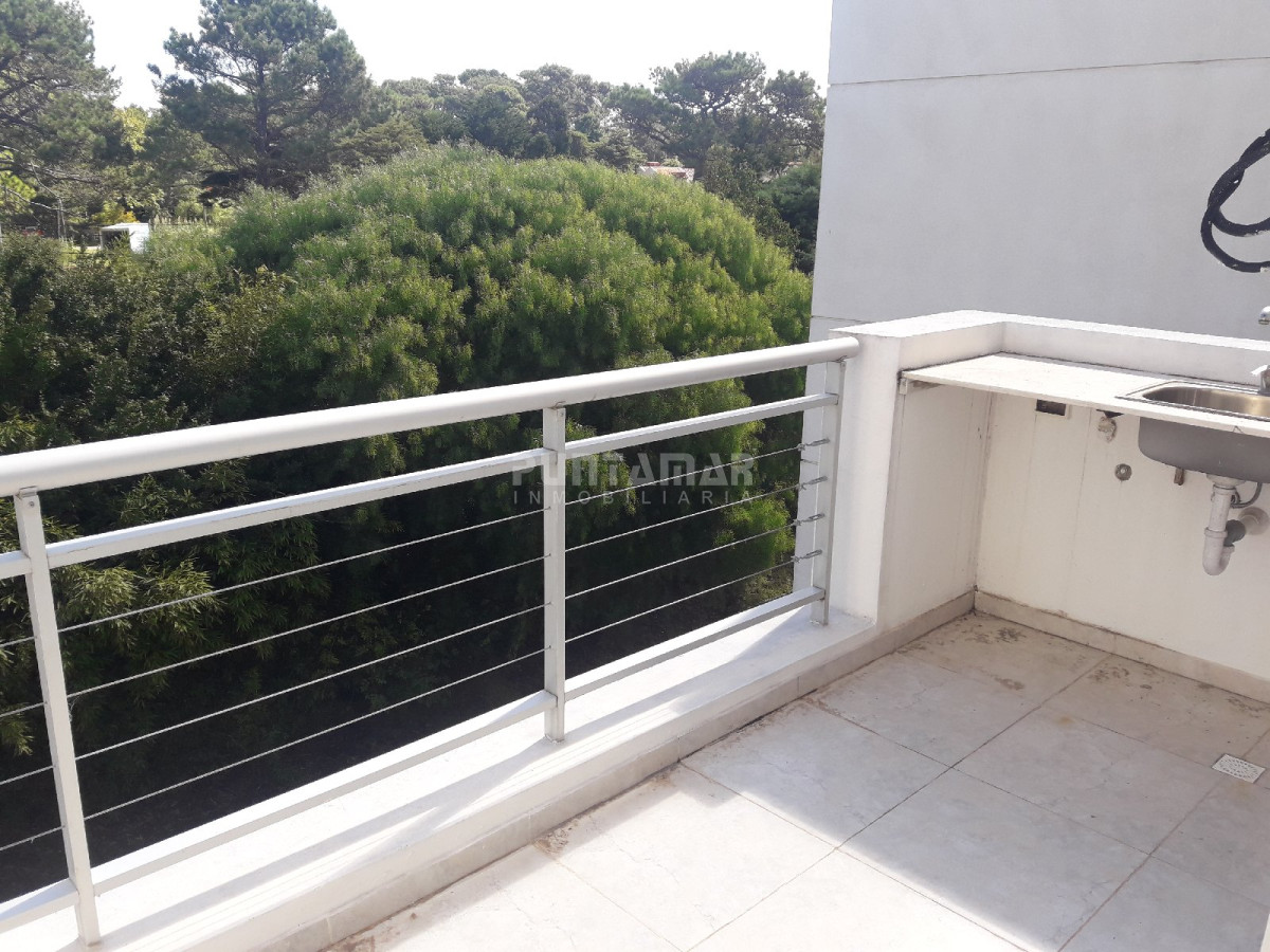 Apartamento ID.211758 - HERMOSO PENTHOUSE RECIEN REMODELADO DE DOS DORMITORIOS Y DOS BAÑOS, CON UNA AMPLIA TERRAZA CON PARRILLERO PROPIO.