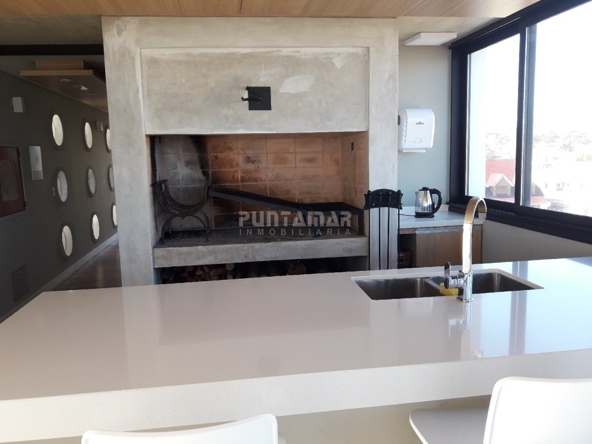 Apartamento ID.211721 - APARTAMENTO UBICADO EN ZONA DE PLAYA MANSA FRENTE AL MAR, TERRAZA AL FRENTE CON MUY BUENA VISTA HACIA LA PLAYA