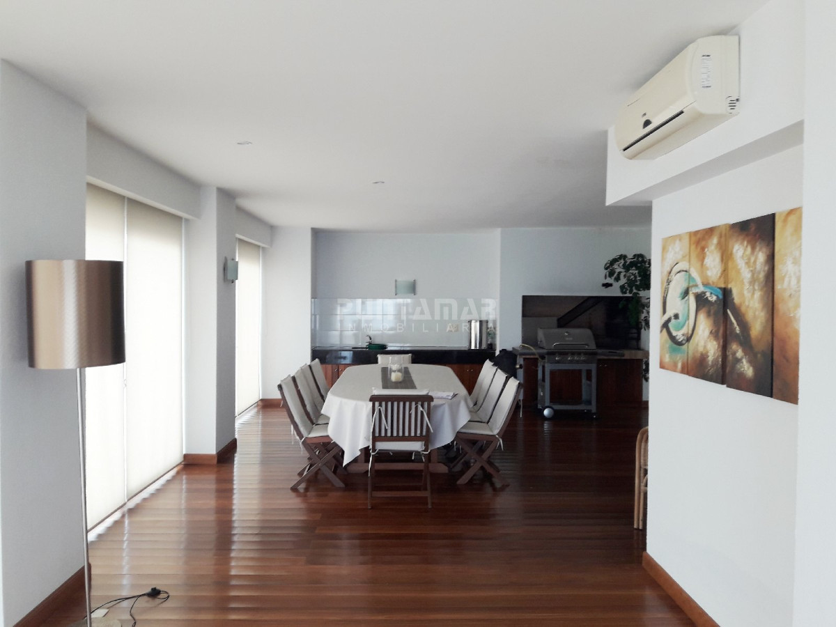 Apartamento ID.211700 - DIVINO PENTHOUSE SOBRE LA PLAYA BRAVA FRENTE AL MAR, TERRAZA DE USO EXCLUSIVO CON UN LIVING COMEDOR AMPLIO Y PARRILLERO PROPIO