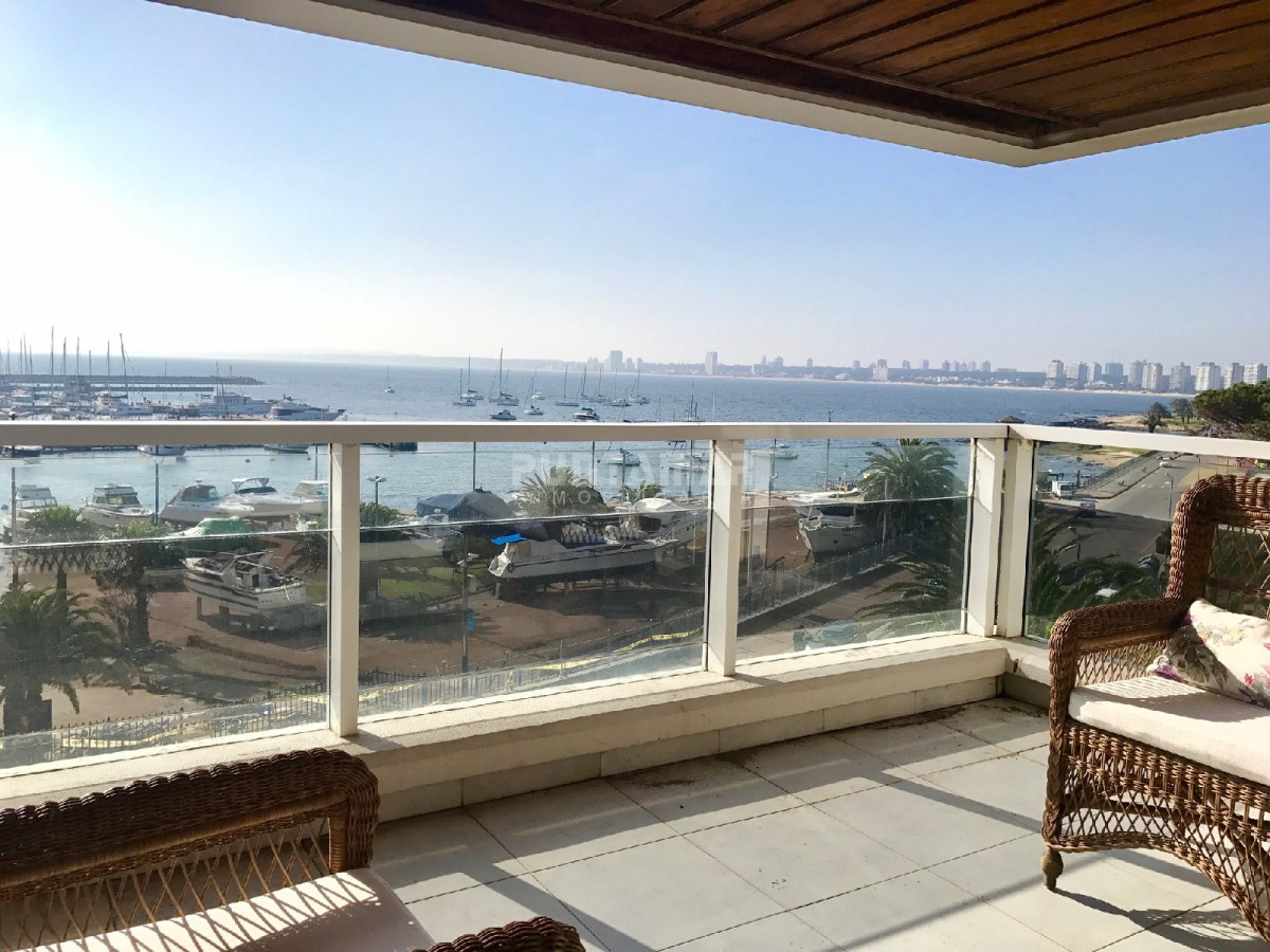 Apartamento ID.210198 - Muy bueno y amplio. Frente al puerto