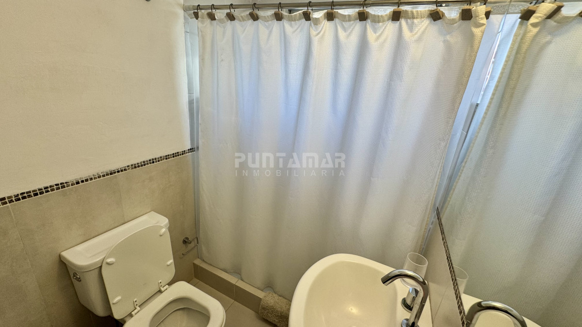 Apartamento ID.213542 - HERMOSO APARTAMENTO DE 1 DORMITORIO PRIMERA AL MAR LINEA EN PUNTA DEL ESTE 