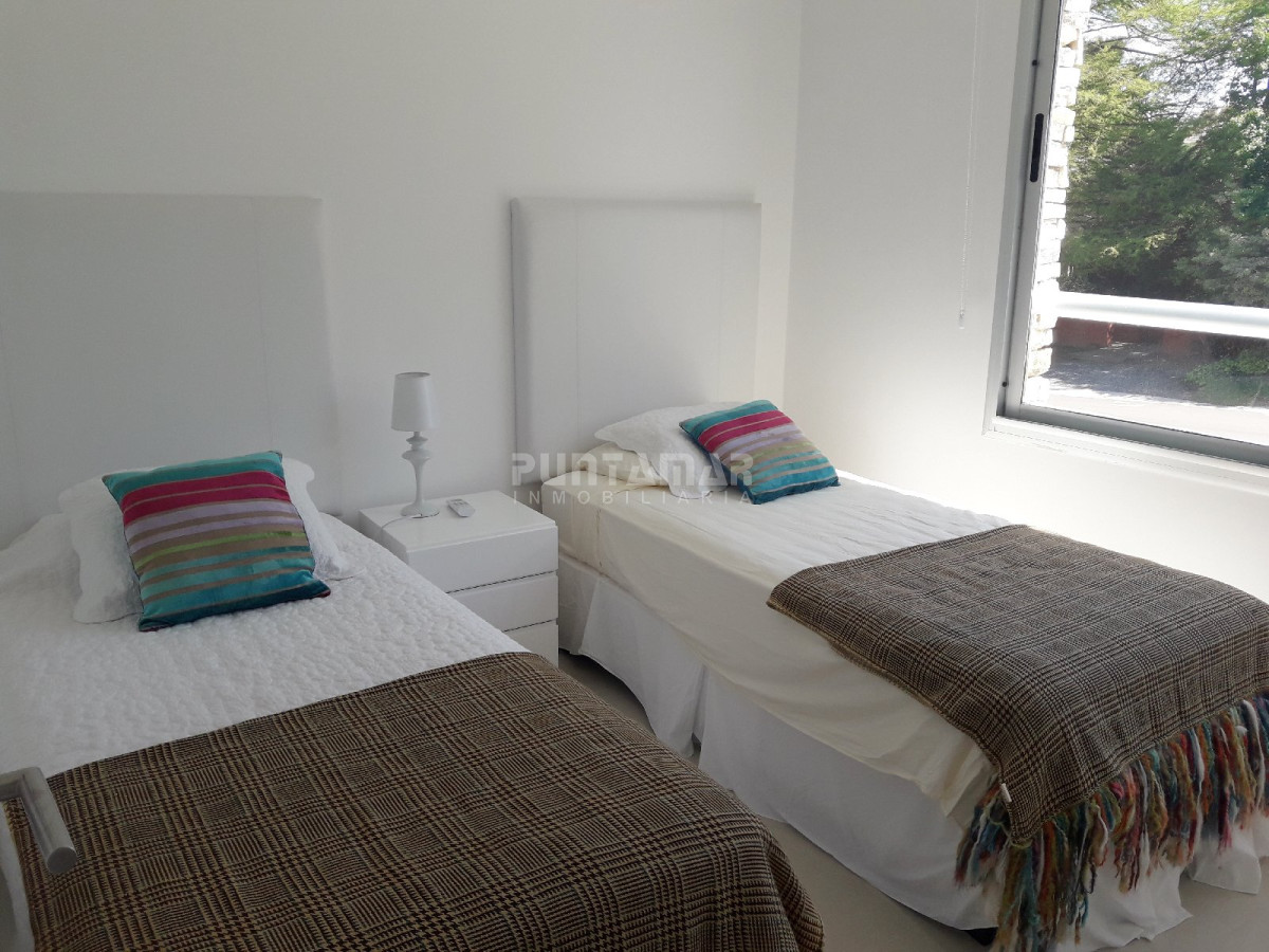 Apartamento ID.211707 - DUPLEX DE TRES DORMITORIOS, DOS TERRAZAS AMPLIAS , UNA DE ELLAS CON PARRILLERO PROPIO, UBICADO EN ZONA DE PLAYA BRAVA A METROS DEL MAR