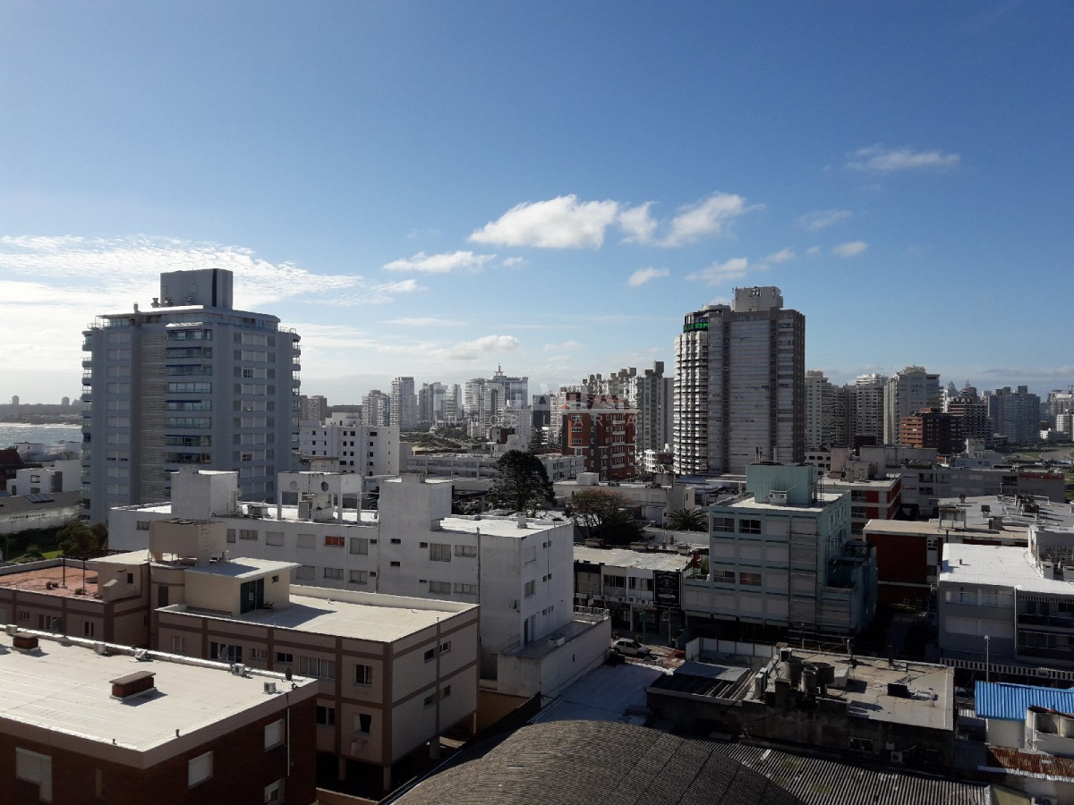 Apartamento ID.211785 - AMPLIO APARTAMENTO UBICADO EN ZONA DE PENÍNSULA, DOS DORMITORIOS , UNO EN SUITE , DOS BAÑOS , Y GARAGE