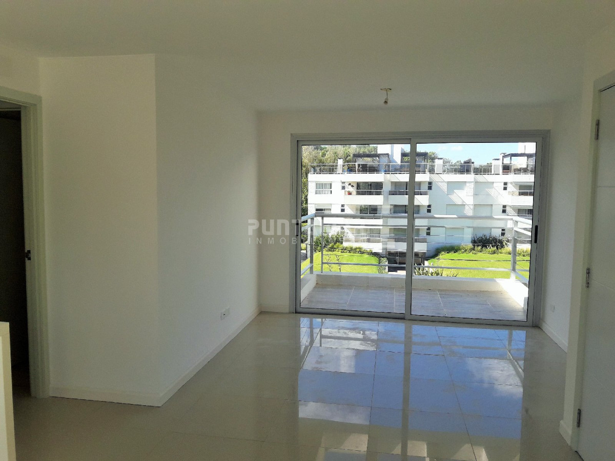 Apartamento ID.211758 - HERMOSO PENTHOUSE RECIEN REMODELADO DE DOS DORMITORIOS Y DOS BAÑOS, CON UNA AMPLIA TERRAZA CON PARRILLERO PROPIO.