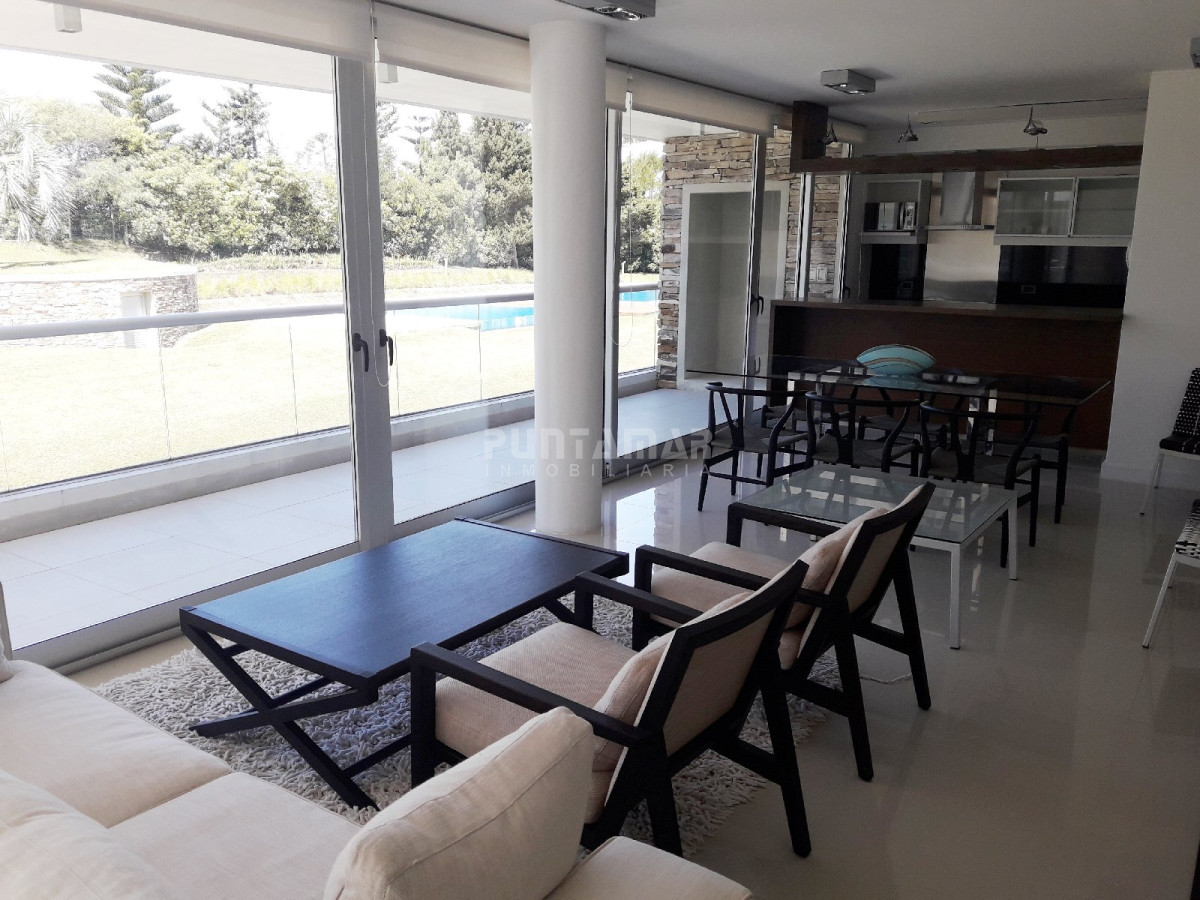 Apartamento ID.211707 - DUPLEX DE TRES DORMITORIOS, DOS TERRAZAS AMPLIAS , UNA DE ELLAS CON PARRILLERO PROPIO, UBICADO EN ZONA DE PLAYA BRAVA A METROS DEL MAR