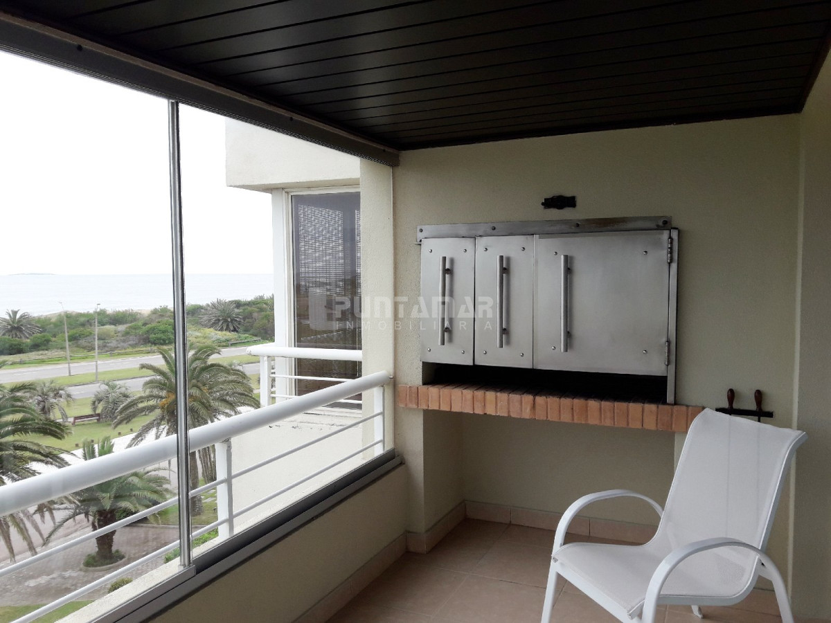 Apartamento ID.211699 - MUY LINDO APARTAMENTO FRENTE AL MAR, LIVING COMEDOR  AMPLIO CON  TERRAZA AL FRENTE Y PARRILLERO PROPIO.