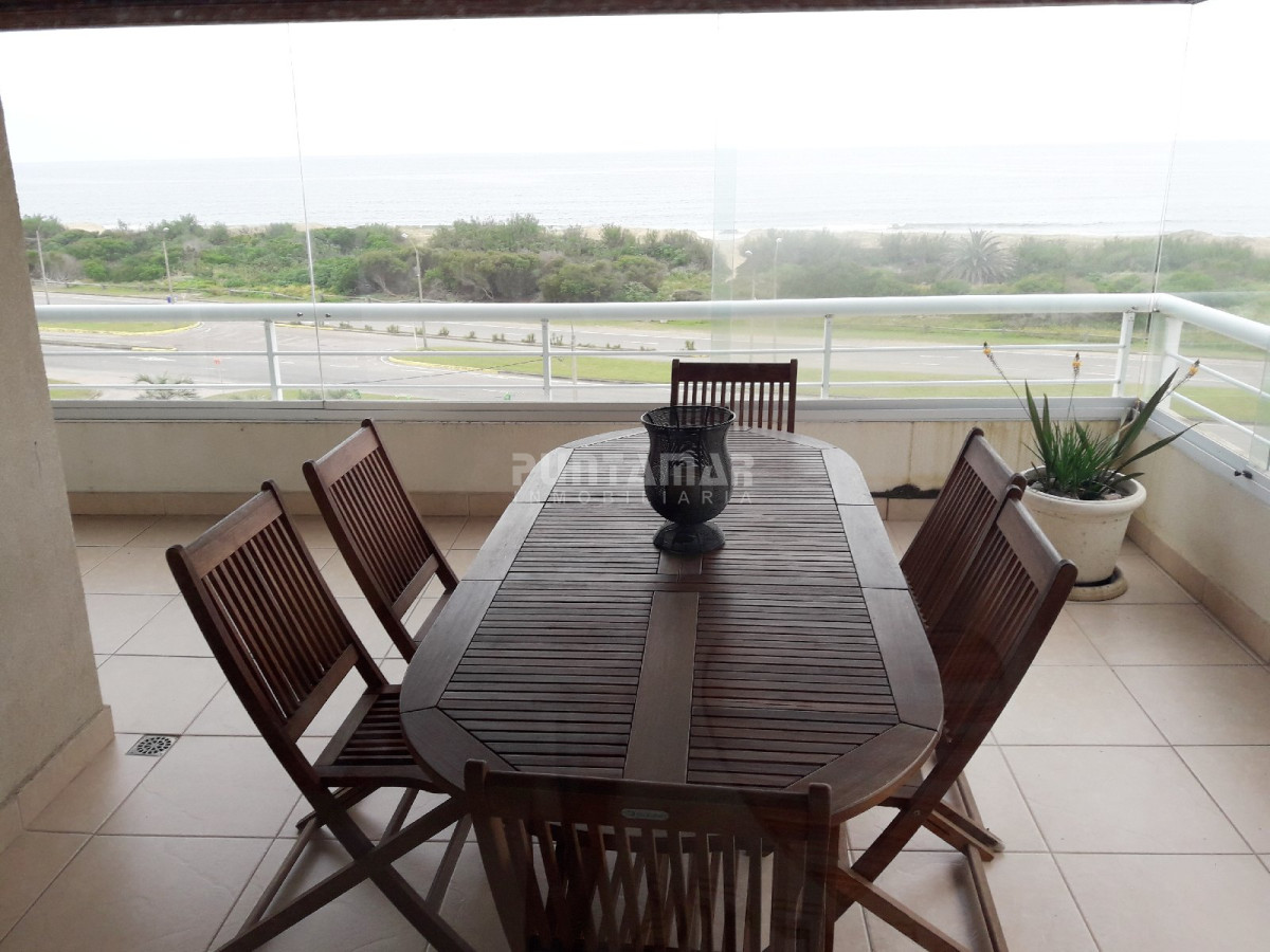 Apartamento ID.211700 - DIVINO PENTHOUSE SOBRE LA PLAYA BRAVA FRENTE AL MAR, TERRAZA DE USO EXCLUSIVO CON UN LIVING COMEDOR AMPLIO Y PARRILLERO PROPIO