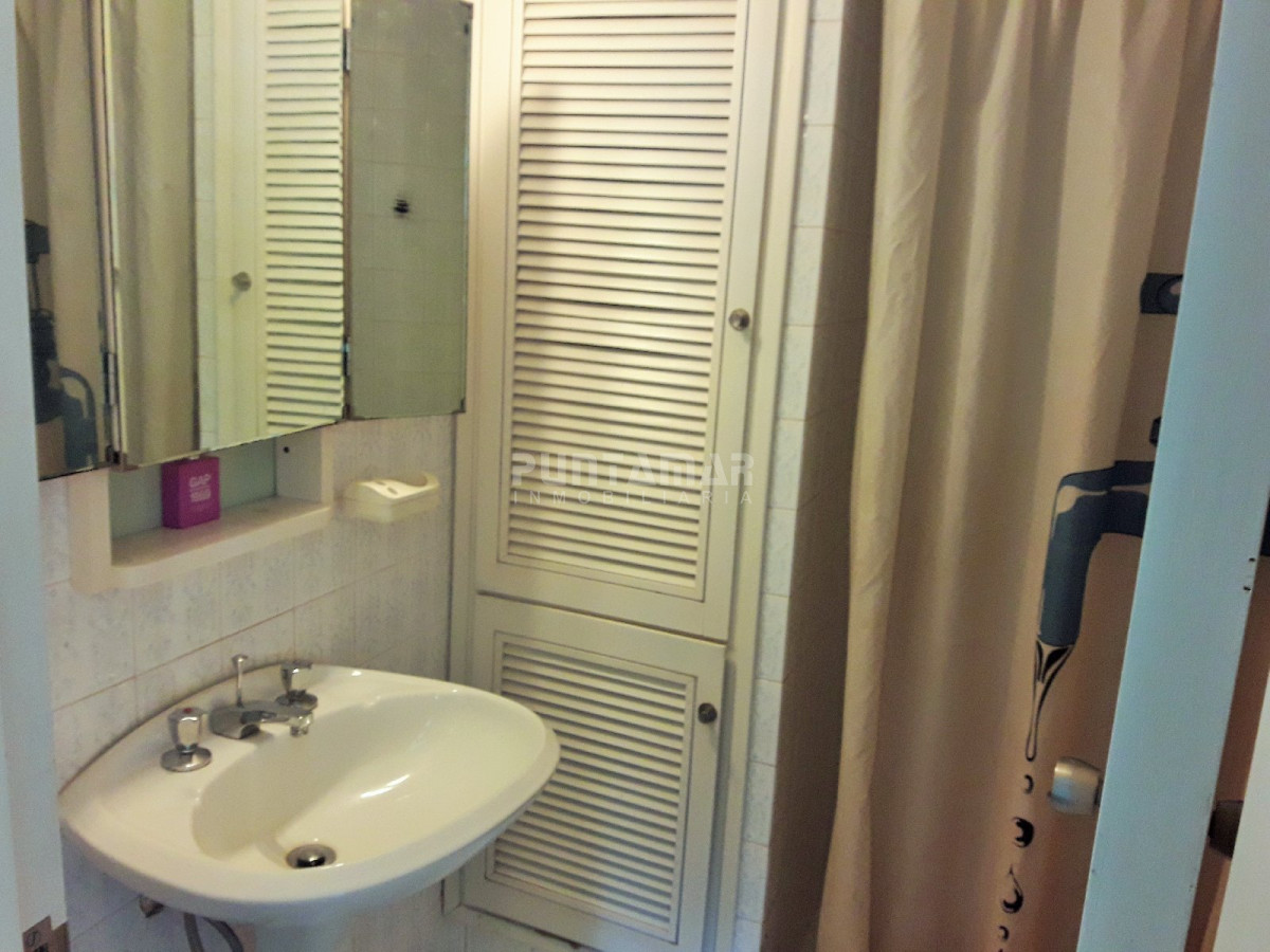 Apartamento ID.211785 - AMPLIO APARTAMENTO UBICADO EN ZONA DE PENÍNSULA, DOS DORMITORIOS , UNO EN SUITE , DOS BAÑOS , Y GARAGE