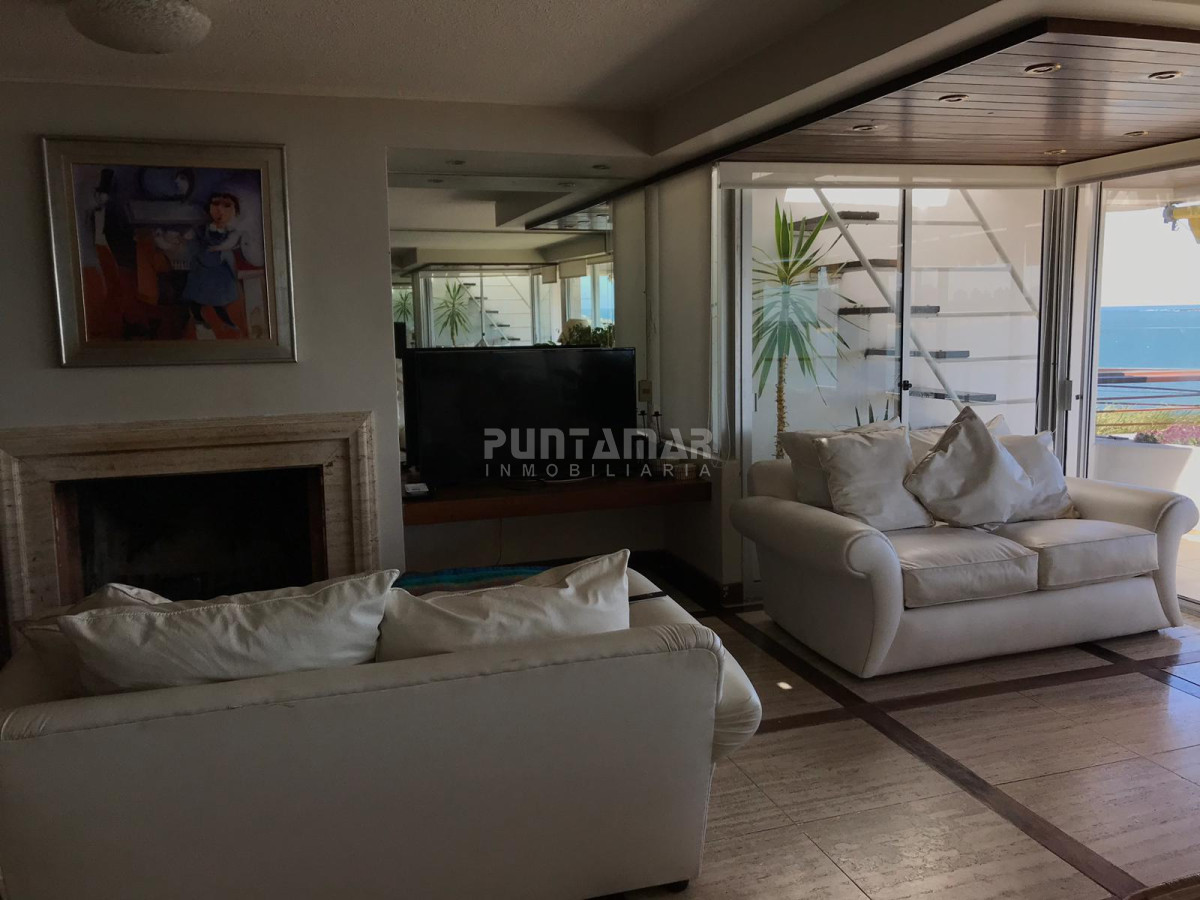 Apartamento ID.211896 - DIVINO PENTHOUSE EN PENINSULA FRENTE AL MAR , TERRAZA EXCLUSIVA CON PARRILLERO PROPIO, JACUZZI , PARA DISFRUTAR DE UNAS BUENAS VACACIONES. 