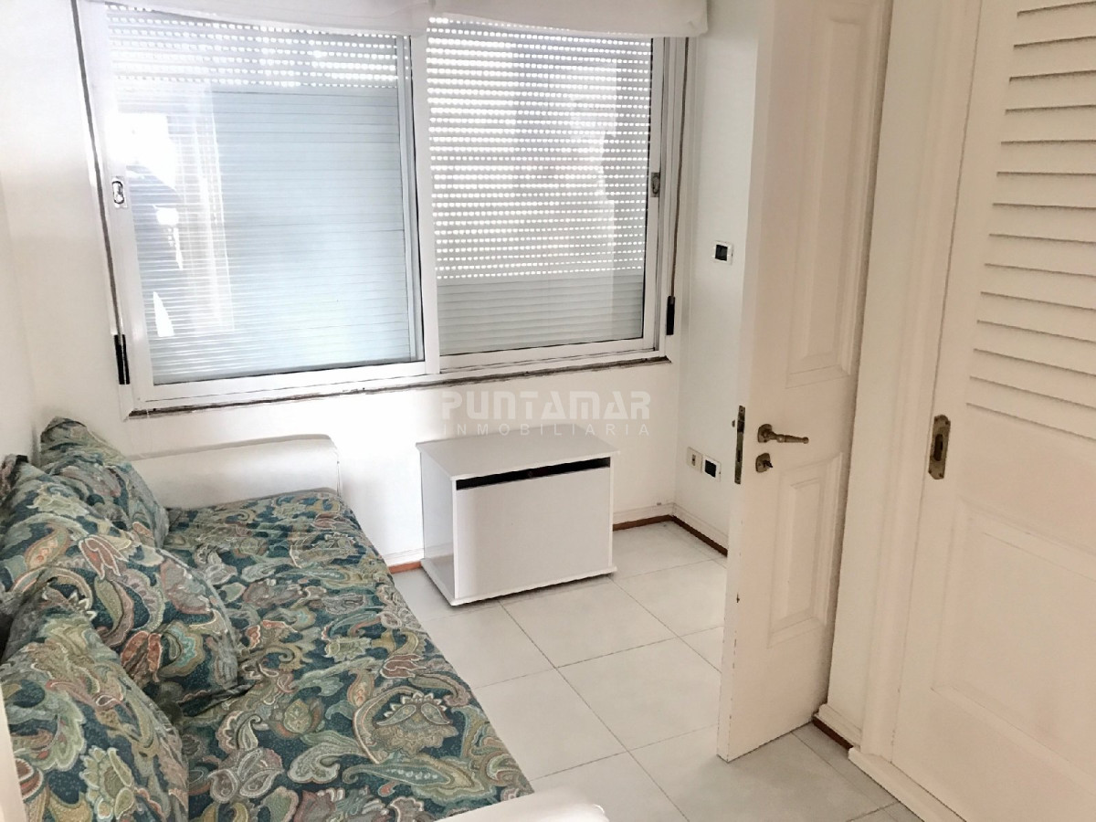 Apartamento ID.210198 - Muy bueno y amplio. Frente al puerto