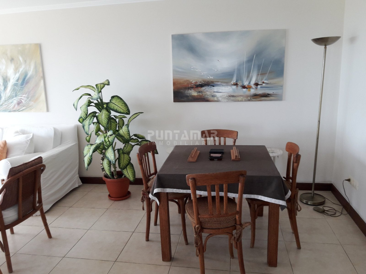 Apartamento ID.211699 - MUY LINDO APARTAMENTO FRENTE AL MAR, LIVING COMEDOR  AMPLIO CON  TERRAZA AL FRENTE Y PARRILLERO PROPIO.