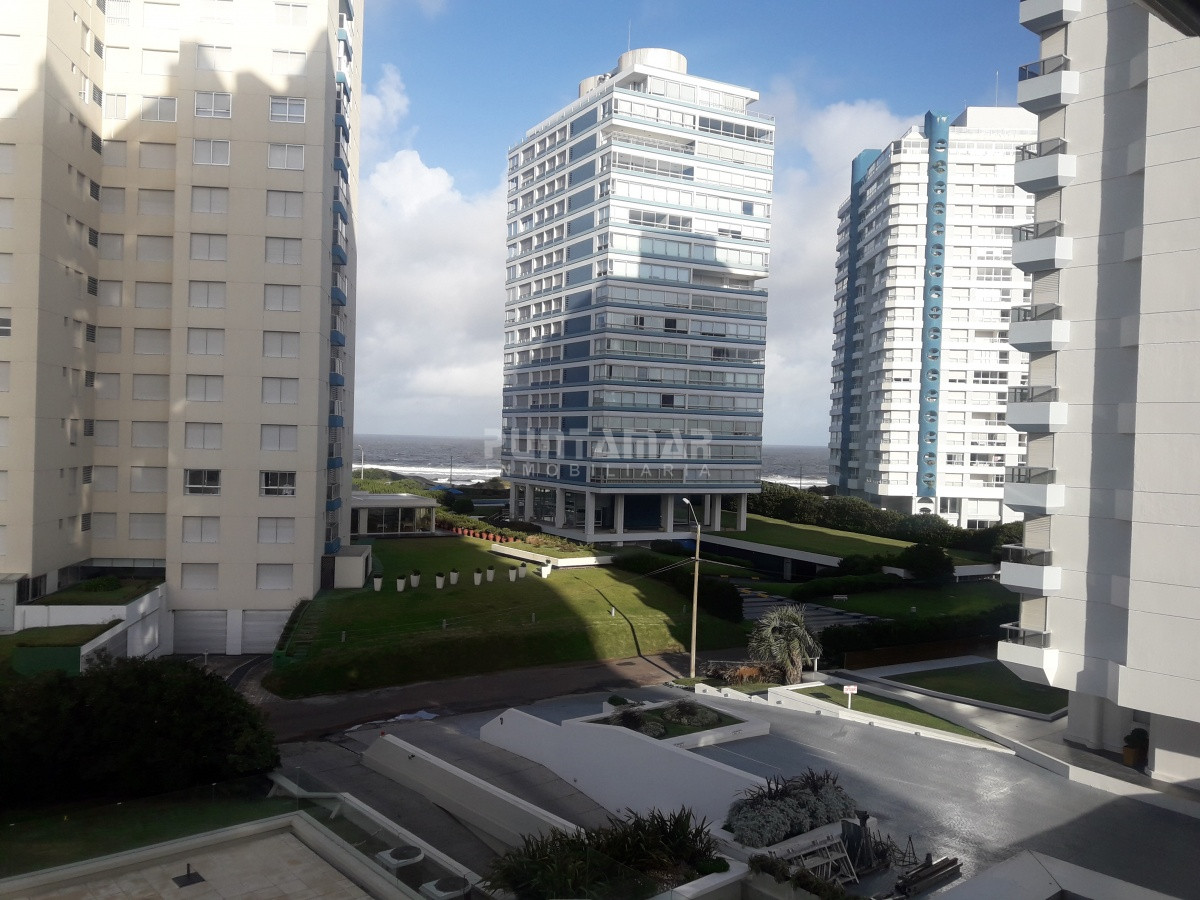 Apartamento ID.211935 - CONFORTABLE APARTAMENTO DE 2 DORMITORIOS UNO EN SUITE , TORRE CON SERVICIOS Y GARAGE