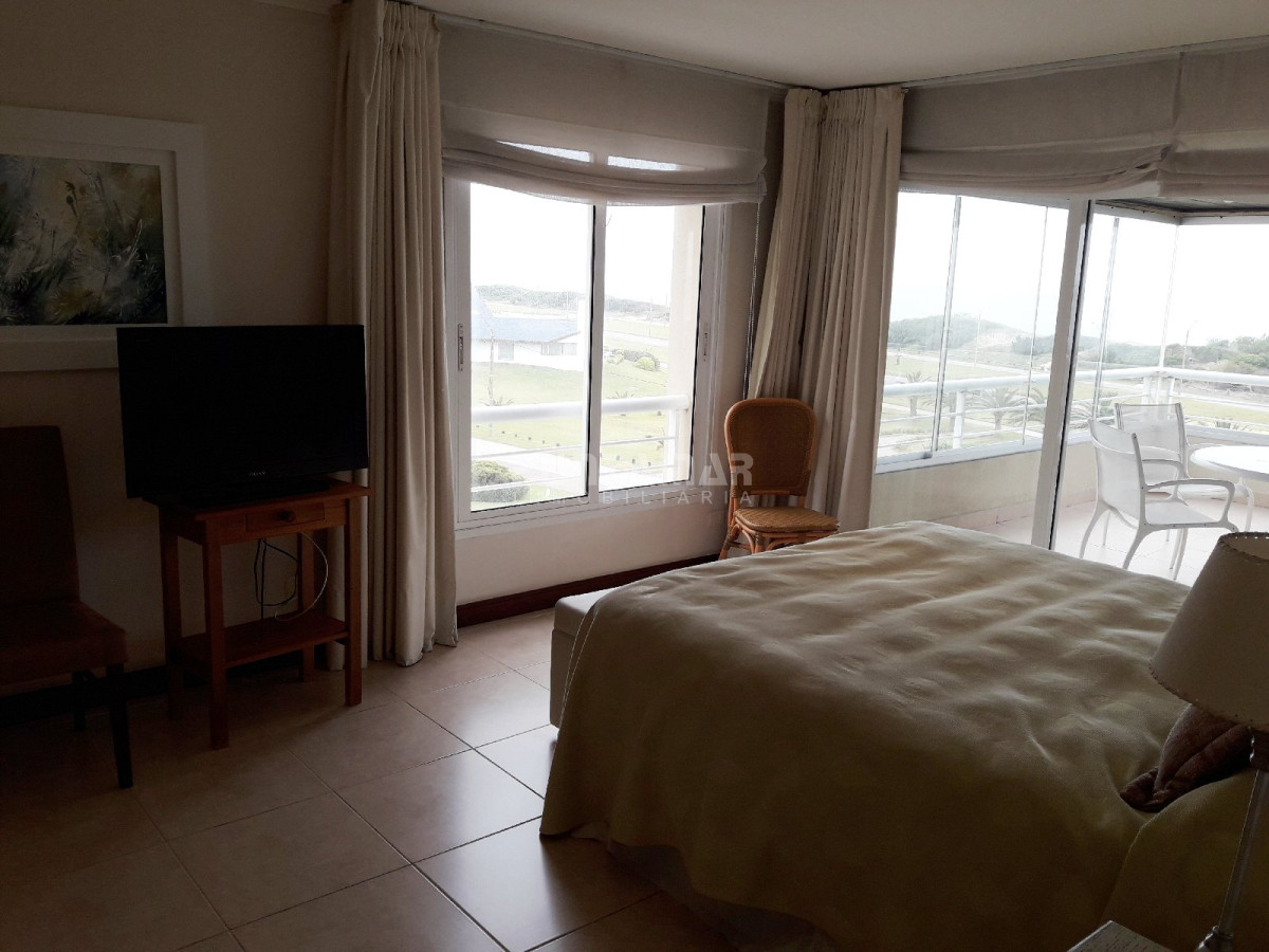 Apartamento ID.211699 - MUY LINDO APARTAMENTO FRENTE AL MAR, LIVING COMEDOR  AMPLIO CON  TERRAZA AL FRENTE Y PARRILLERO PROPIO.