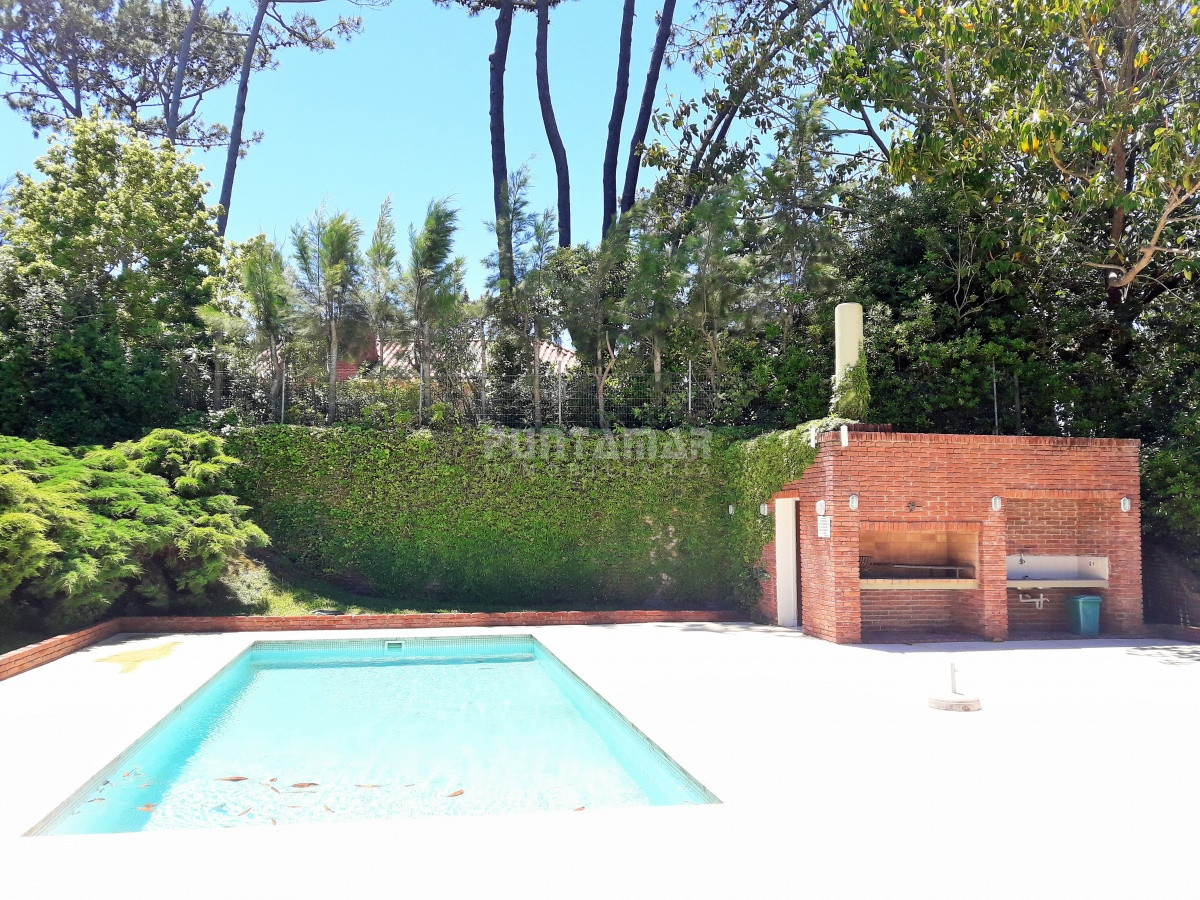 Apartamento ID.211898 - APARTAMENTO EN ALQUILER CERCA DE PLAYA BRAVA, DOS DORMITORIOS, TERRAZA COMODA CON PARRILLERO PROPIO, PISCINA DE USO COMUN , COCHERA Y PORTERIA.