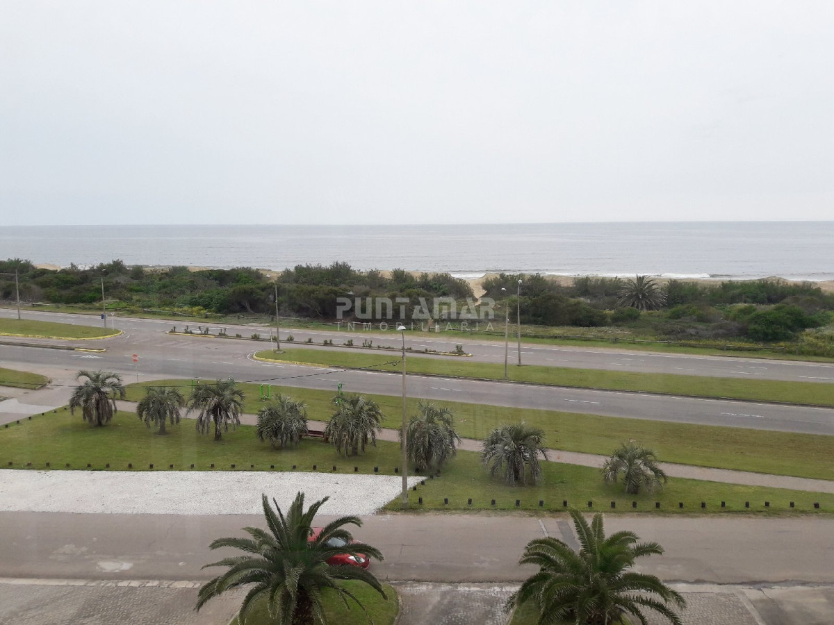 Apartamento ID.211700 - DIVINO PENTHOUSE SOBRE LA PLAYA BRAVA FRENTE AL MAR, TERRAZA DE USO EXCLUSIVO CON UN LIVING COMEDOR AMPLIO Y PARRILLERO PROPIO