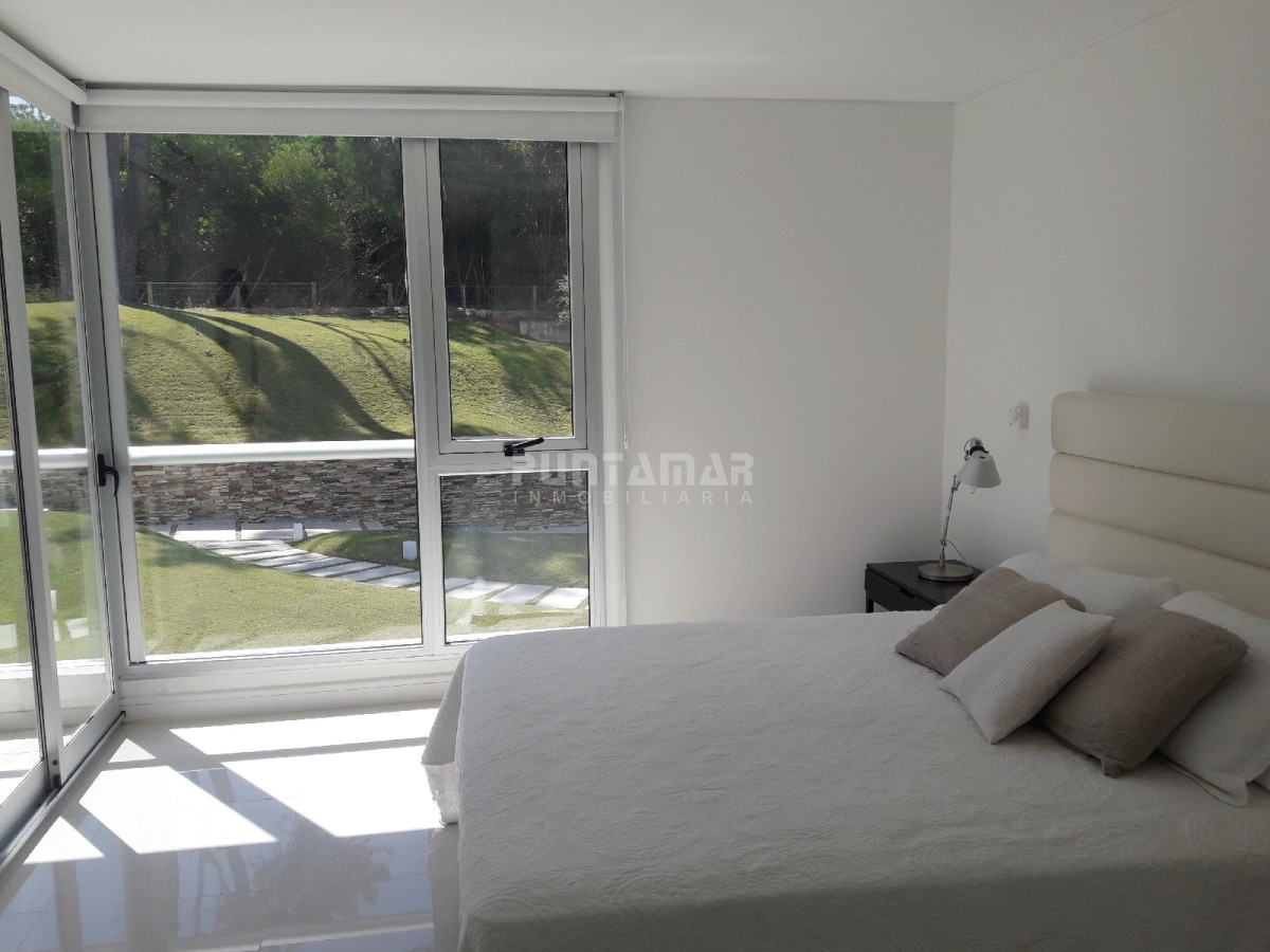 Apartamento ID.211707 - DUPLEX DE TRES DORMITORIOS, DOS TERRAZAS AMPLIAS , UNA DE ELLAS CON PARRILLERO PROPIO, UBICADO EN ZONA DE PLAYA BRAVA A METROS DEL MAR