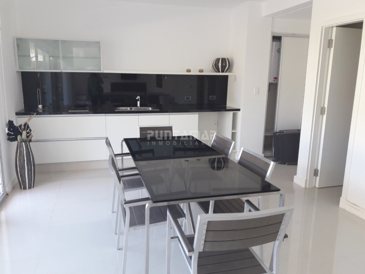 Apartamento ID.211707 - DUPLEX DE TRES DORMITORIOS, DOS TERRAZAS AMPLIAS , UNA DE ELLAS CON PARRILLERO PROPIO, UBICADO EN ZONA DE PLAYA BRAVA A METROS DEL MAR