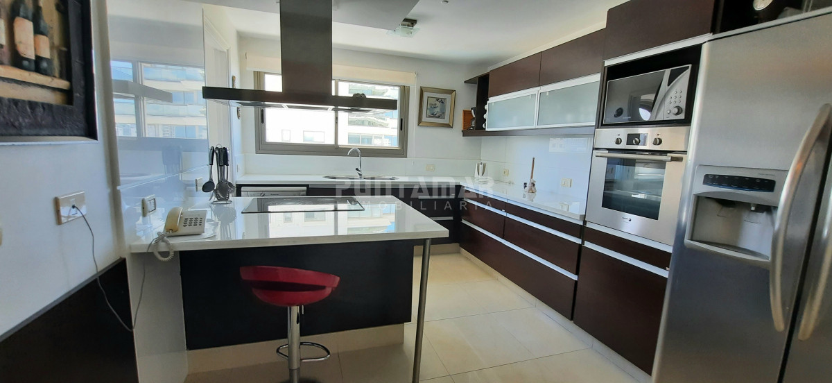 Apartamento ID.1357 - IMPORTANTE DEPARTAMENTO DE 3 DORMITORIOS EN SUITE EN EDIFICIO DE CATEGORIA