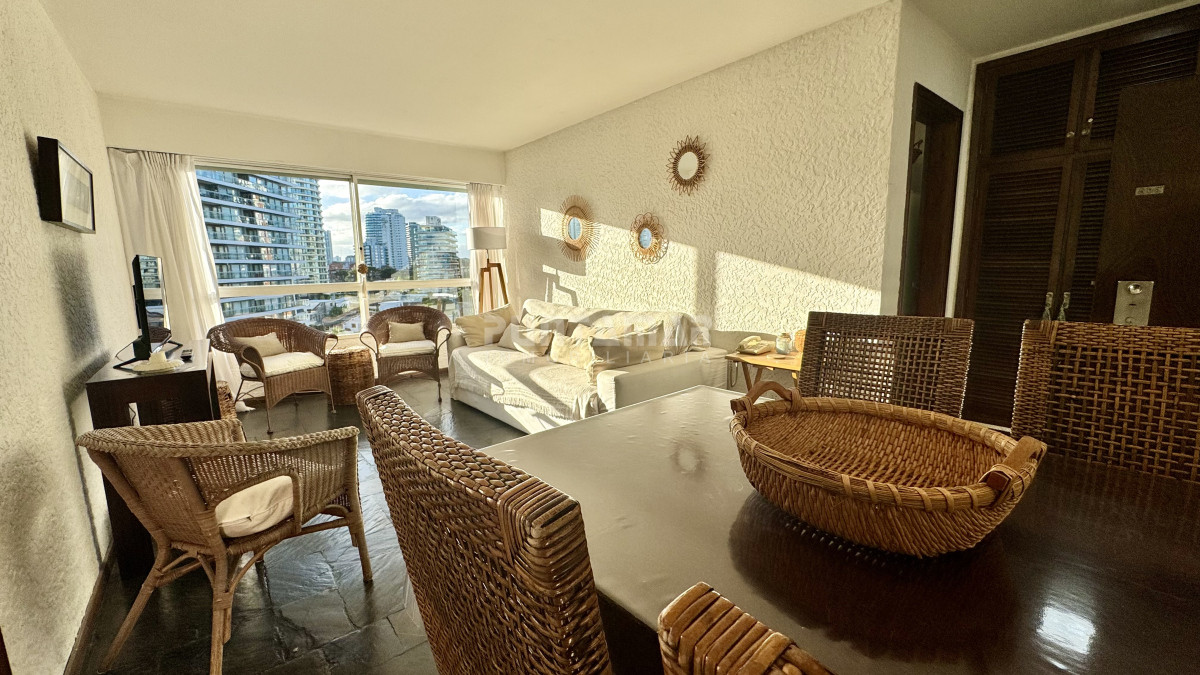 Apartamento ID.213542 - HERMOSO APARTAMENTO DE 1 DORMITORIO PRIMERA AL MAR LINEA EN PUNTA DEL ESTE 