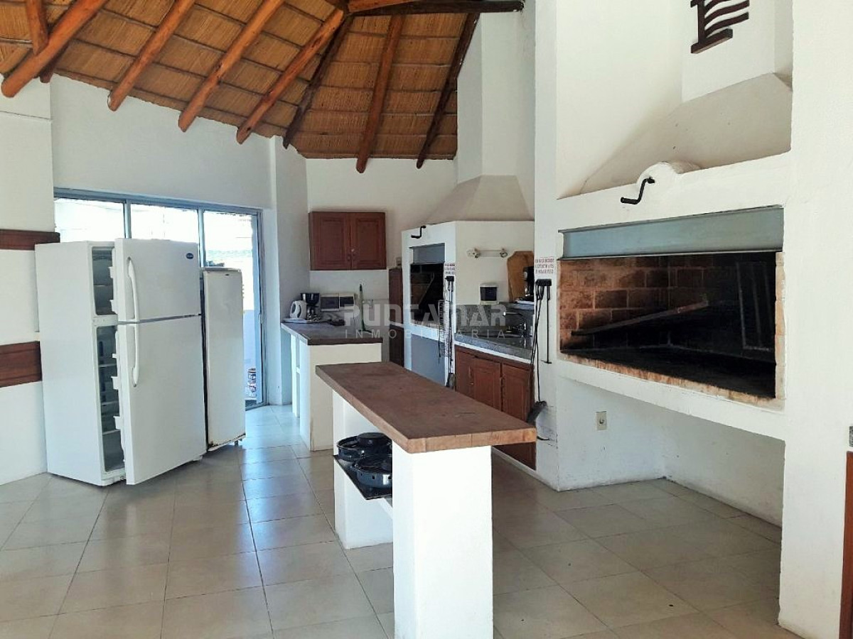 Apartamento ID.211838 - MUY LINDO APARTAMENTO , PISO ALTO CON VISTA LATERAL HACIA PLAYA BRAVA, LIVING COMEDOR CON ACCESO A TERRAZA AMPLIA Y LUMINOSA.