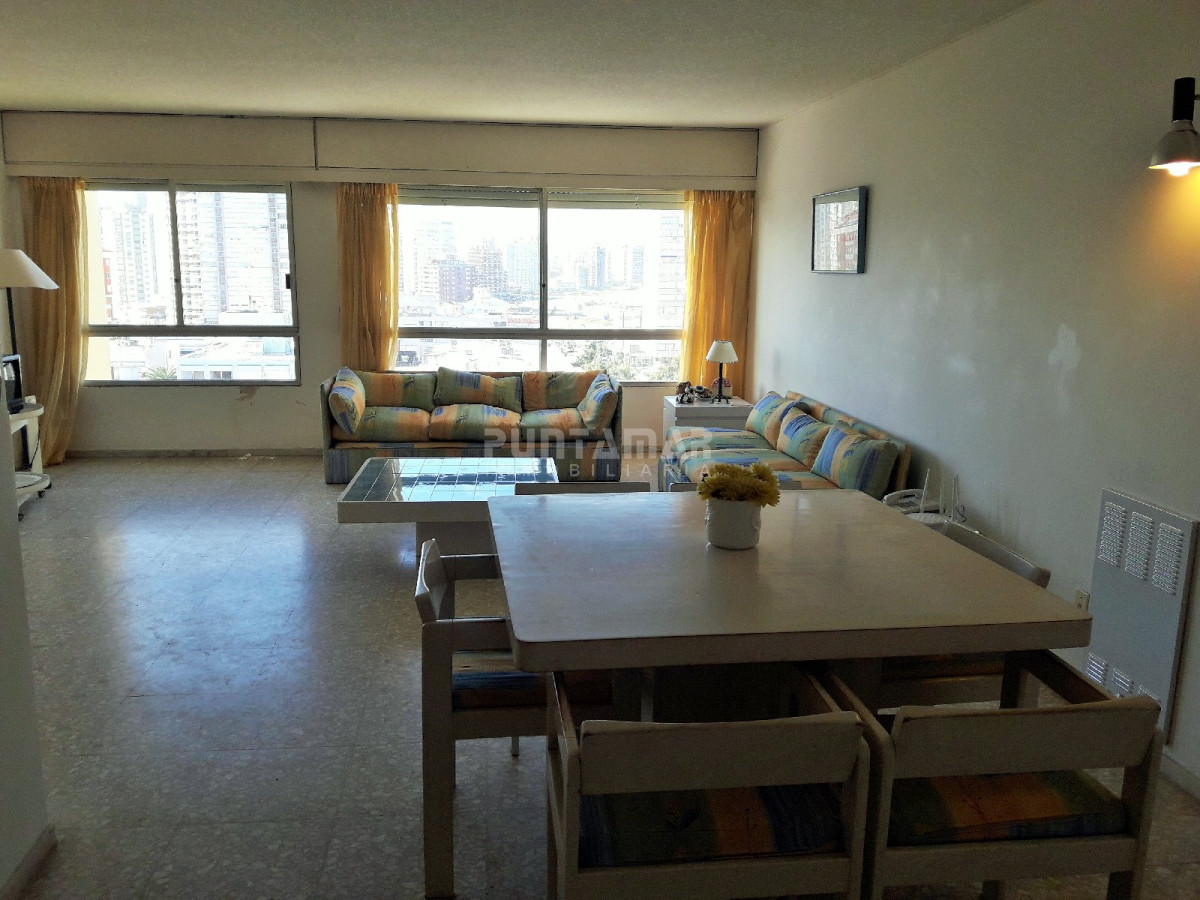 Apartamento ID.211785 - AMPLIO APARTAMENTO UBICADO EN ZONA DE PENÍNSULA, DOS DORMITORIOS , UNO EN SUITE , DOS BAÑOS , Y GARAGE