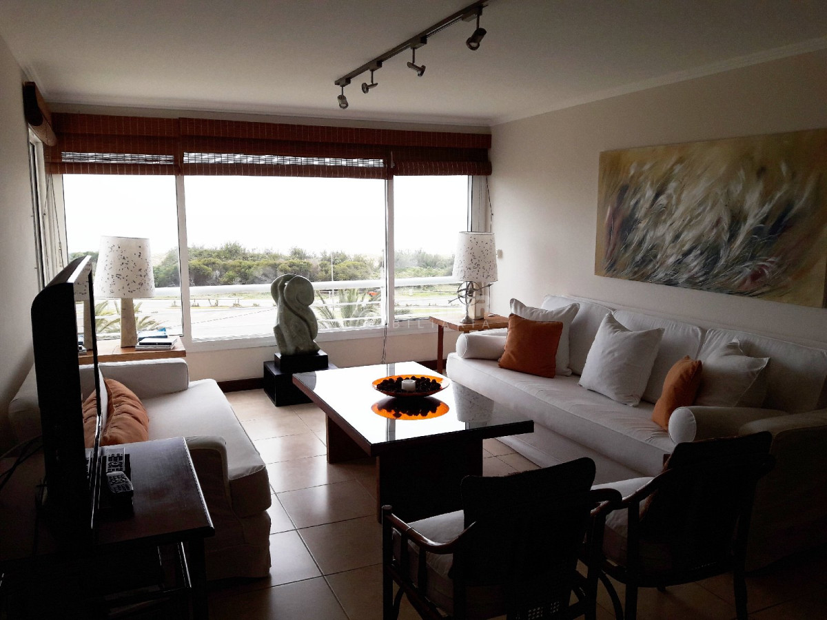 Apartamento ID.211699 - MUY LINDO APARTAMENTO FRENTE AL MAR, LIVING COMEDOR  AMPLIO CON  TERRAZA AL FRENTE Y PARRILLERO PROPIO.