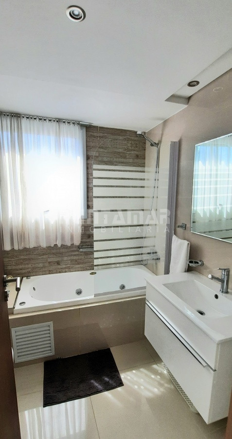 Apartamento ID.211992 - Departamento de 2 dormitorios con dependencia en Edificio de categoría