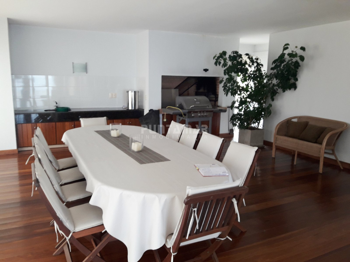 Apartamento ID.211700 - DIVINO PENTHOUSE SOBRE LA PLAYA BRAVA FRENTE AL MAR, TERRAZA DE USO EXCLUSIVO CON UN LIVING COMEDOR AMPLIO Y PARRILLERO PROPIO