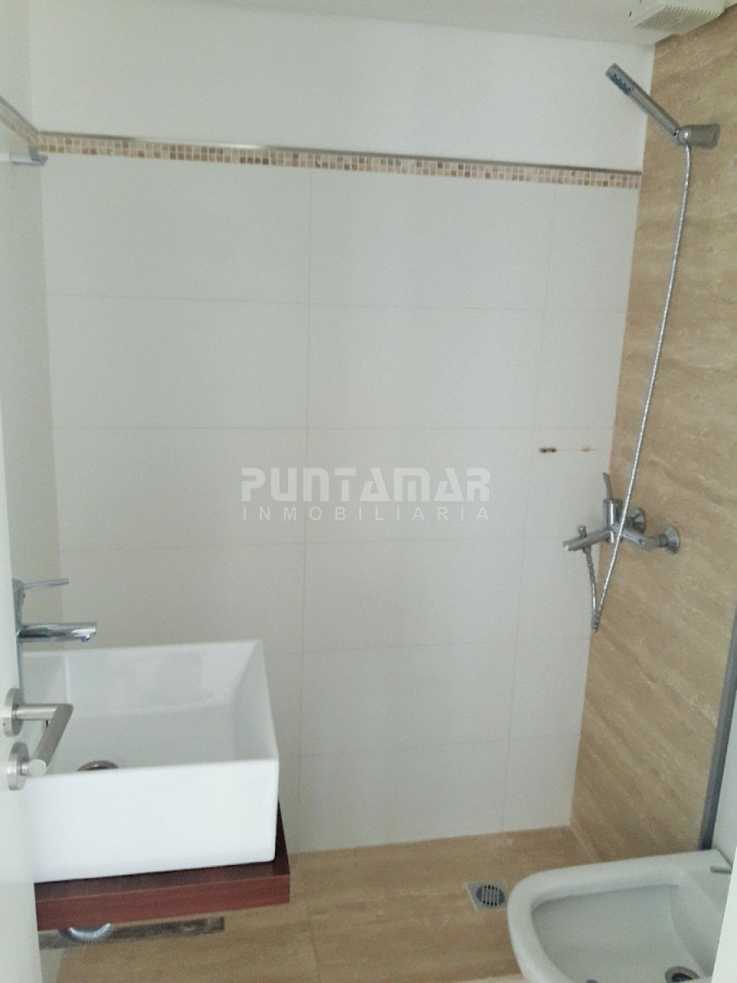 Apartamento ID.211758 - HERMOSO PENTHOUSE RECIEN REMODELADO DE DOS DORMITORIOS Y DOS BAÑOS, CON UNA AMPLIA TERRAZA CON PARRILLERO PROPIO.