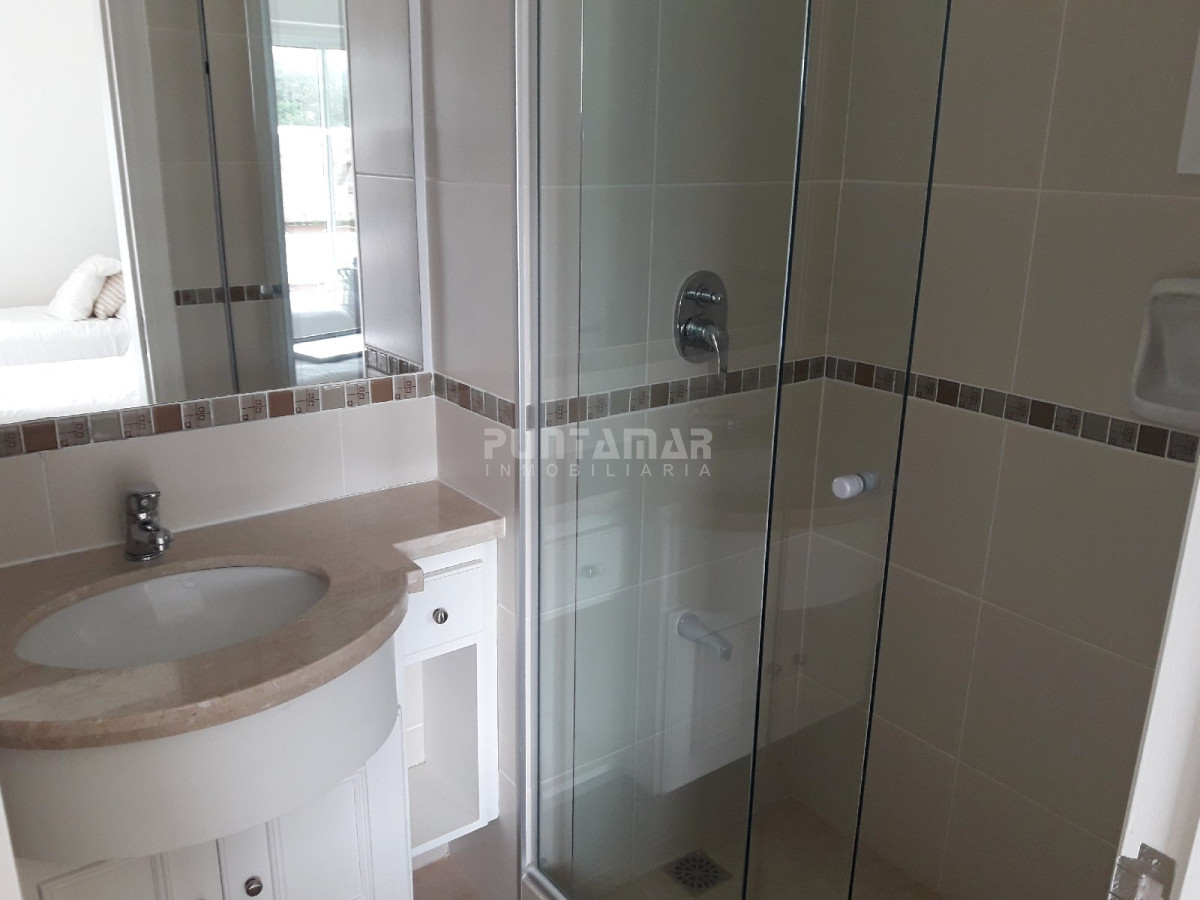 Apartamento ID.211700 - DIVINO PENTHOUSE SOBRE LA PLAYA BRAVA FRENTE AL MAR, TERRAZA DE USO EXCLUSIVO CON UN LIVING COMEDOR AMPLIO Y PARRILLERO PROPIO