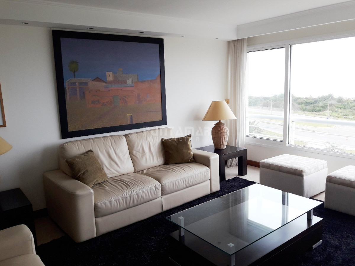 Apartamento ID.211700 - DIVINO PENTHOUSE SOBRE LA PLAYA BRAVA FRENTE AL MAR, TERRAZA DE USO EXCLUSIVO CON UN LIVING COMEDOR AMPLIO Y PARRILLERO PROPIO