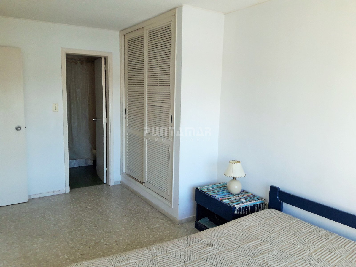 Apartamento ID.211785 - AMPLIO APARTAMENTO UBICADO EN ZONA DE PENÍNSULA, DOS DORMITORIOS , UNO EN SUITE , DOS BAÑOS , Y GARAGE