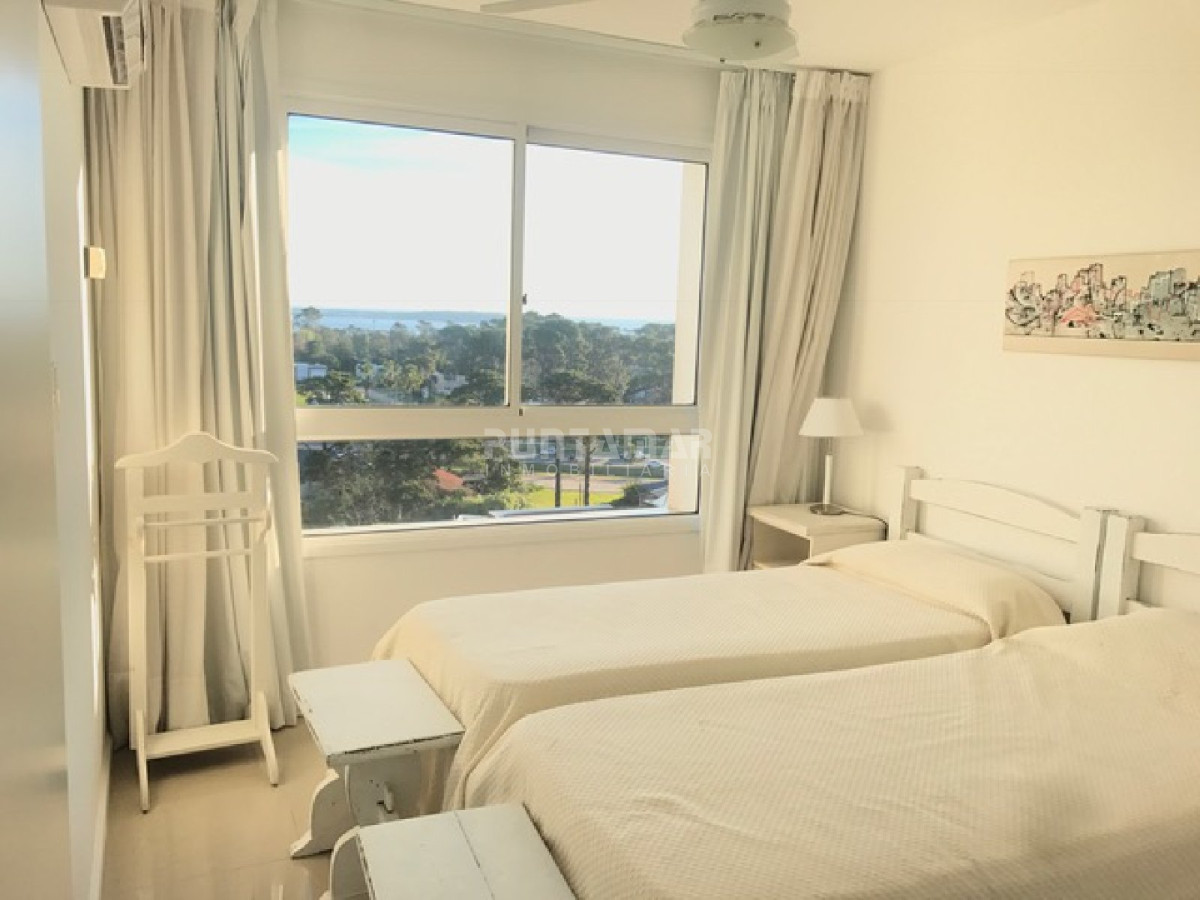 Apartamento ID.7070 - Departamento 2 dormitorios en alquiler. Balcón y garage. Amenities, Piso alto con balcón y vista. Piscina