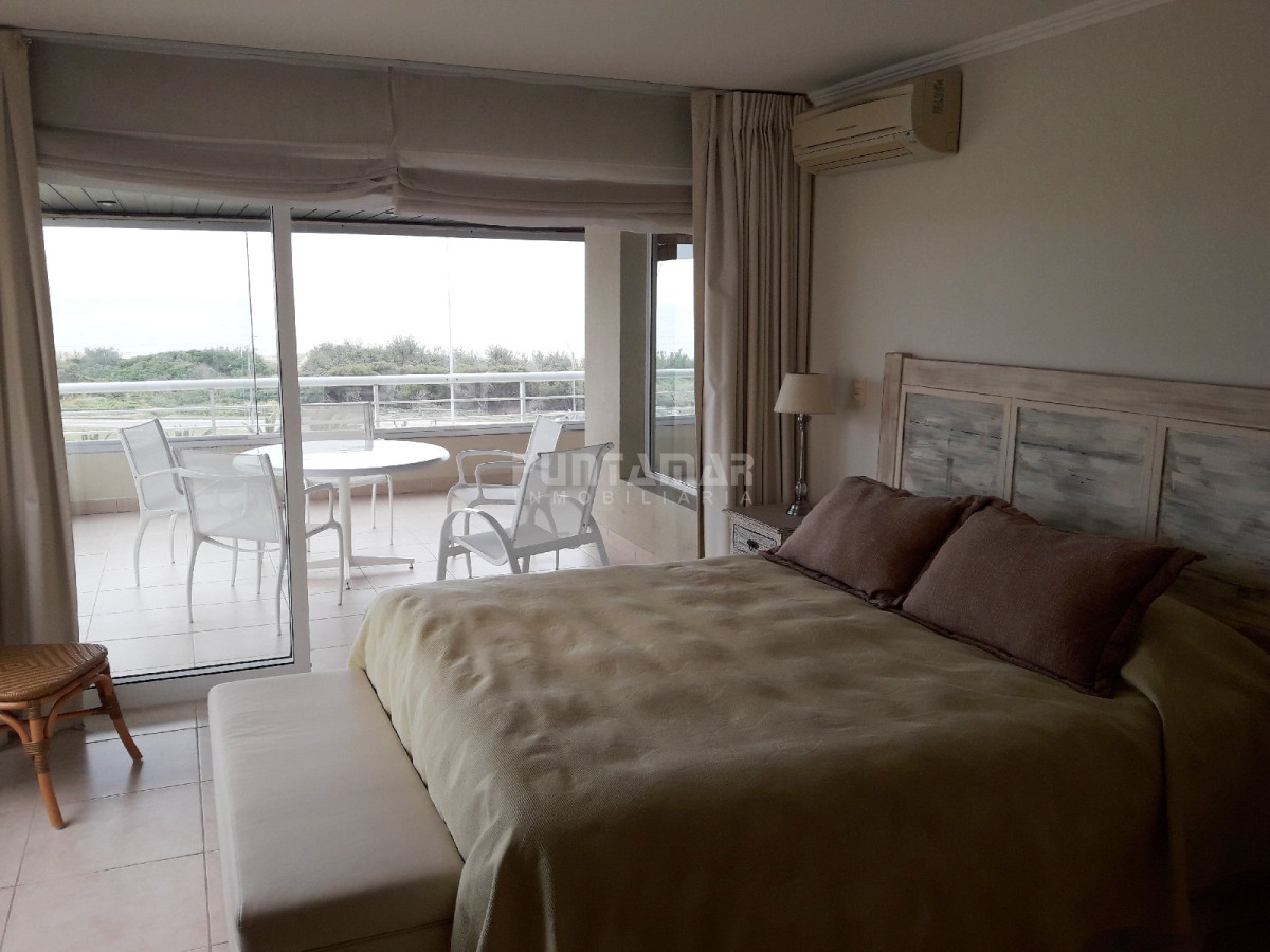 Apartamento ID.211699 - MUY LINDO APARTAMENTO FRENTE AL MAR, LIVING COMEDOR  AMPLIO CON  TERRAZA AL FRENTE Y PARRILLERO PROPIO.